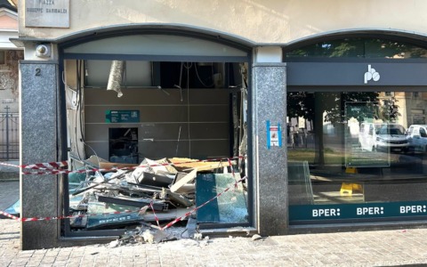 Assalto al bancomat nella notte