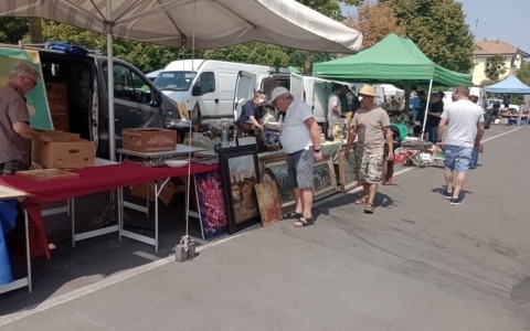 Si apre il mercato del vintage con migliaia di antichità e si litiga per i parcheggi