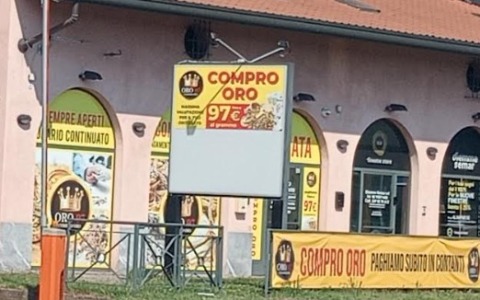 Muniti di mazza e martello, con il volto coperto, tentano di rapinare il Compro Oro