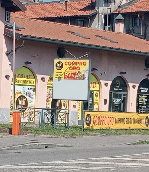 Muniti di mazza e martello, con il volto coperto, tentano di rapinare il Compro Oro
