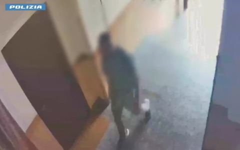 Ferisce con un coltello il custode di un palazzo per cercare di rubargli il portafoglio