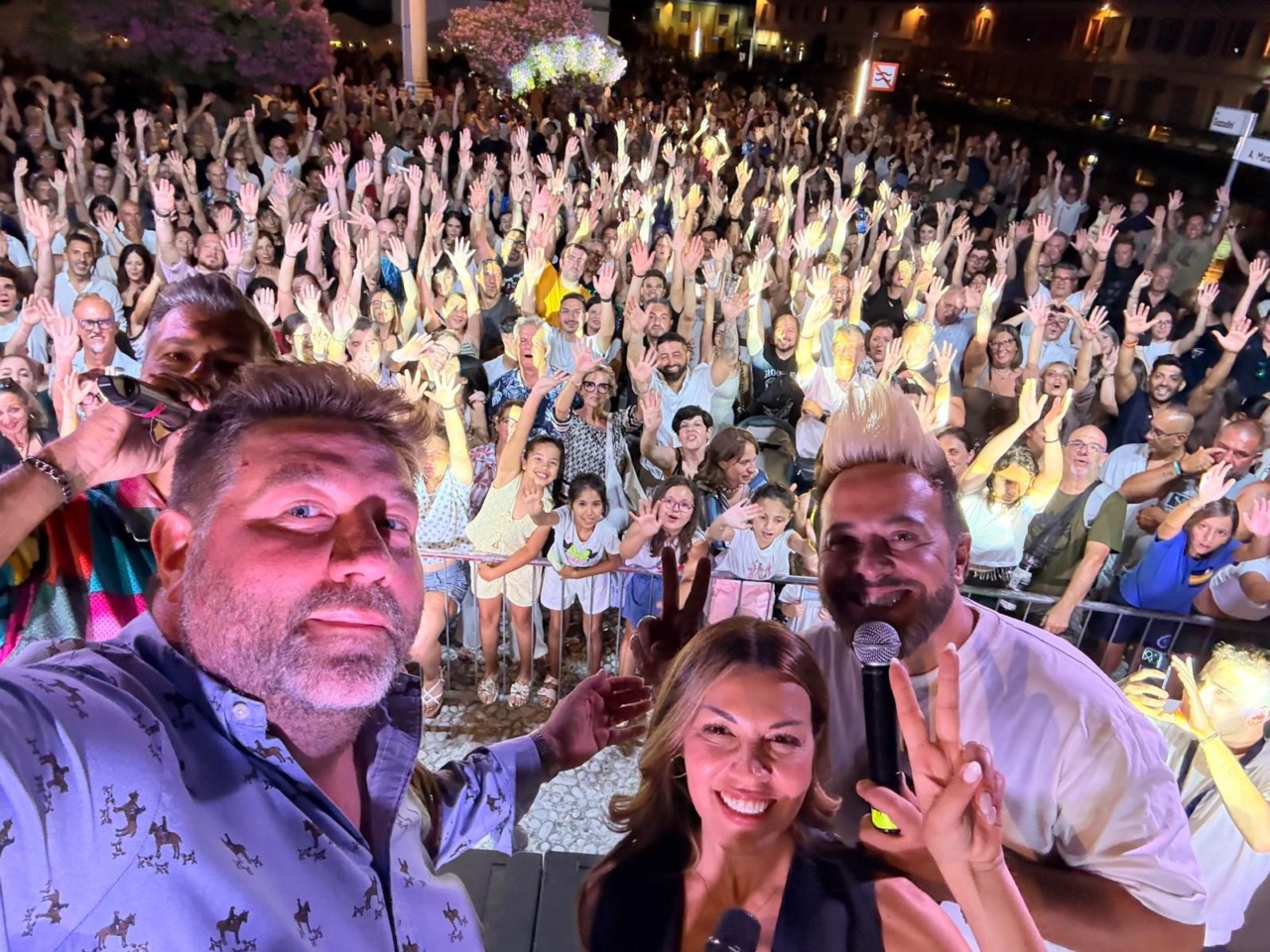 Le sponde del Naviglio trasformate in discoteca a cielo aperto