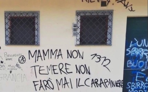 Scritte contro i Carabinieri sui muri di Lainate