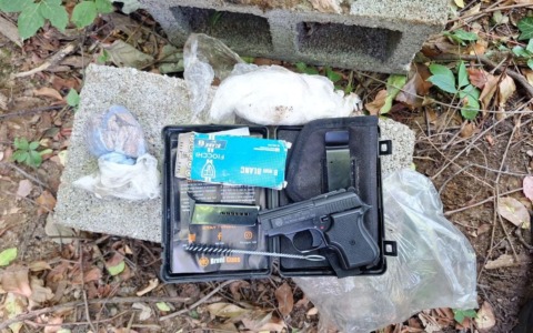 Retata tra i boschi della droga coi metal detector: trovate armi, droga e materiale dei pusher