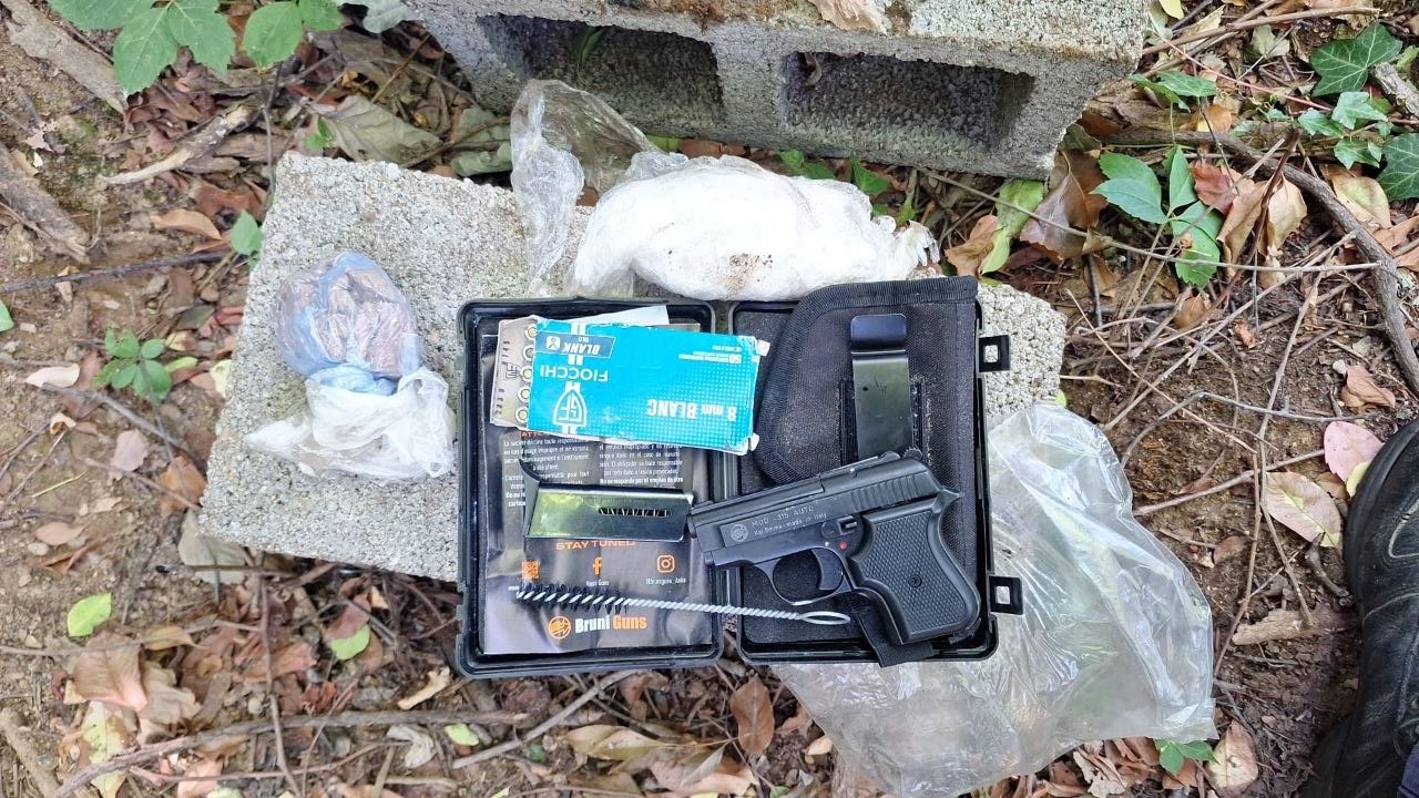 Retata tra i boschi della droga coi metal detector: trovate armi, droga e materiale dei pusher