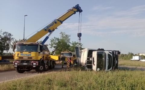 Si rovescia un camion su via 1° Maggio
