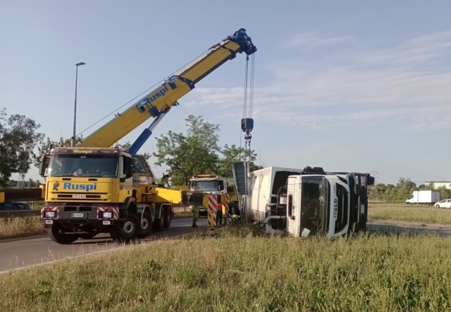 Si rovescia un camion su via 1° Maggio