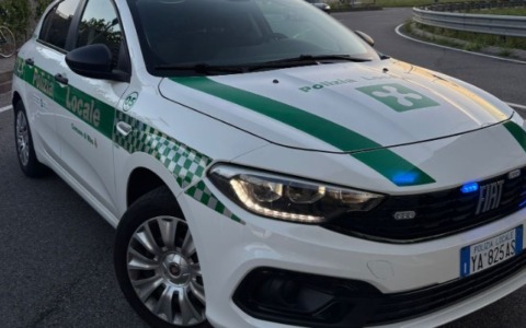 In contromano in pieno centro senza la patente di guida e su un furgone rubato
