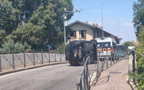 Auto si ribalta sul ponte: traffico in tilt