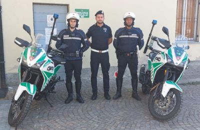 In tre, con una bambina piccola, su una bicicletta truccata