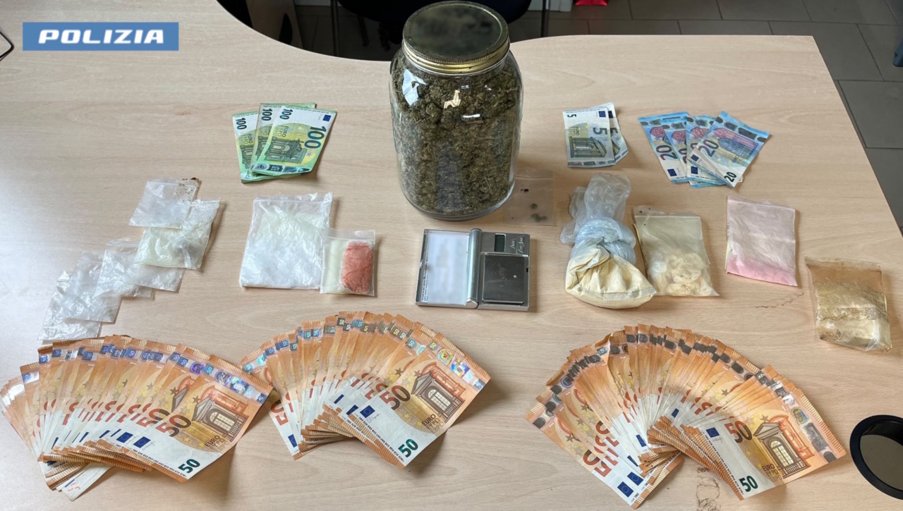 Nell’auto 1,7 kg di droga e 5.700 euro in contanti: arrestati