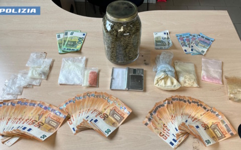 Nell’auto 1,7 kg di droga e 5.700 euro in contanti: arrestati