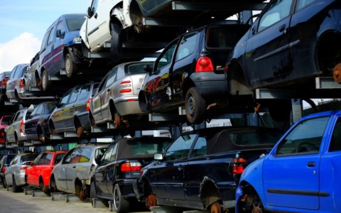 Finto carico alimentare, dentro auto demolite, rifiuti pericolosi e moto rubate: 10 denunce