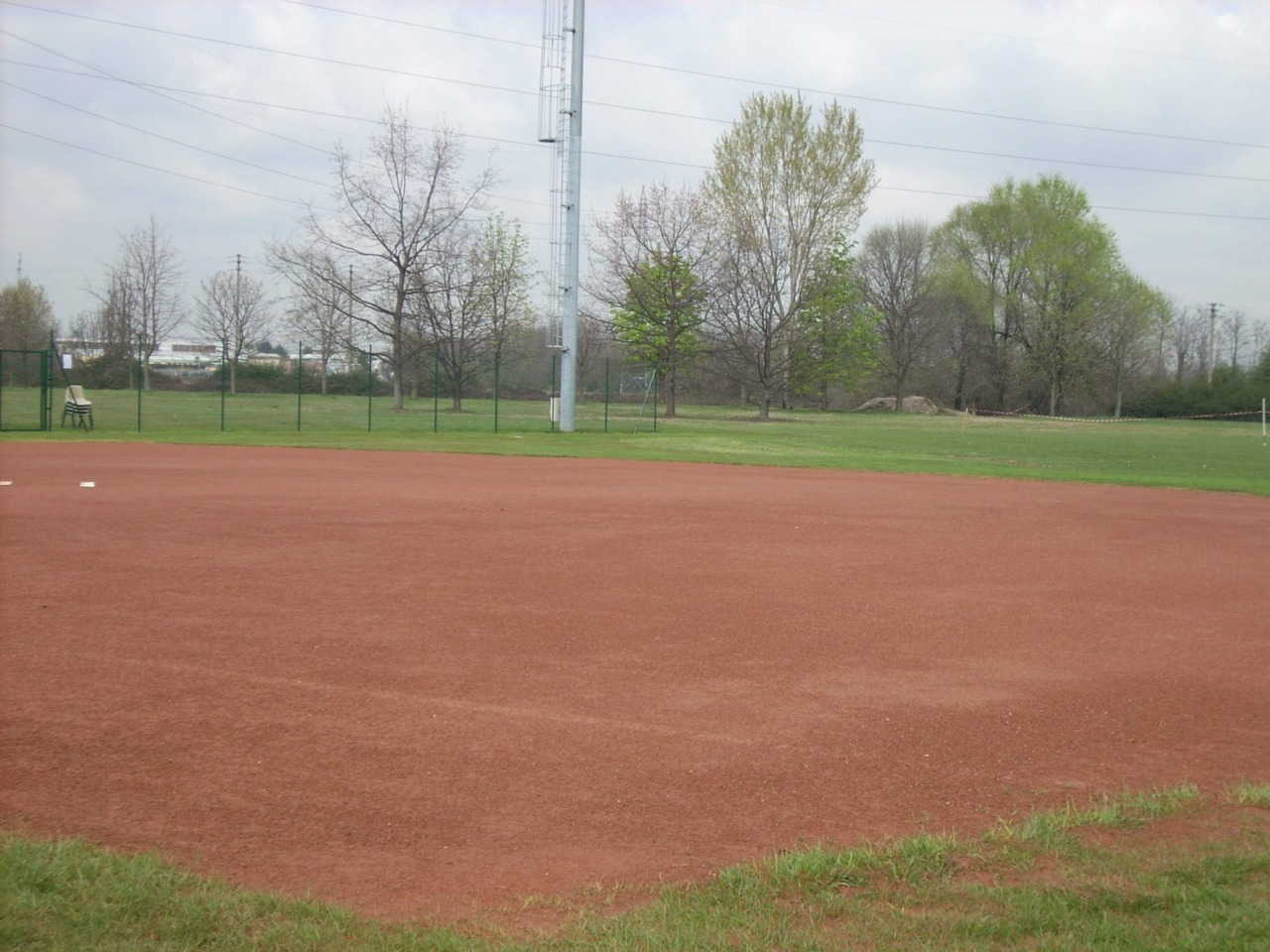 Sottostazione elettrica sul campo da softball