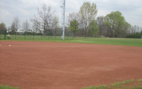 Sottostazione elettrica sul campo da softball