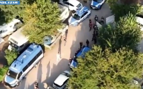 Blitz della Polizia in due campi nomadi 1.517 persone controllate, 5 arrestati e 4 denunciati, disposte 3 espulsioni con rimpatrio immediato