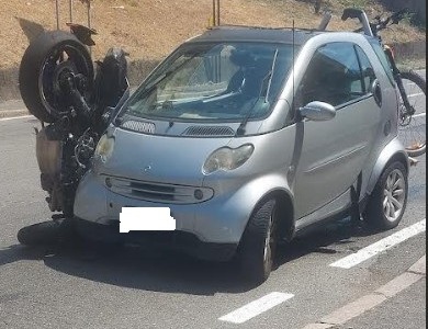 Paura in Corso Europa per uno scontro tra auto e moto, un 24enne finisce in ospedale