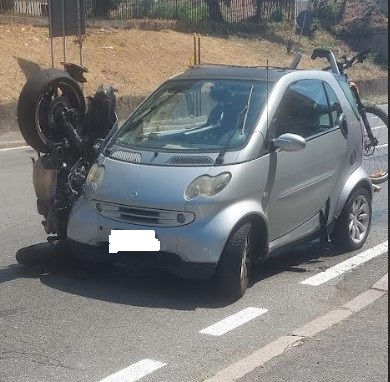 Paura in Corso Europa per uno scontro tra auto e moto, un 24enne finisce in ospedale