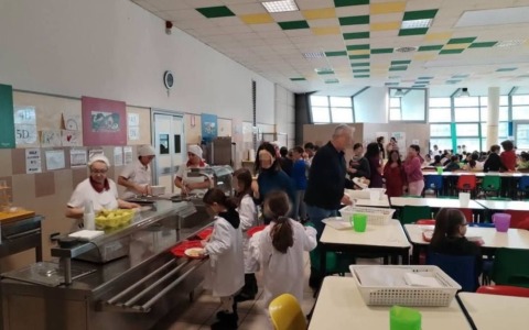 Mensa scolastica, ridotto il costo dei buoni pasto