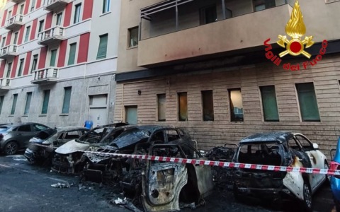 Paura all’alba a Milano: incendio divora cinque auto, evacuato per precauzione un albergo