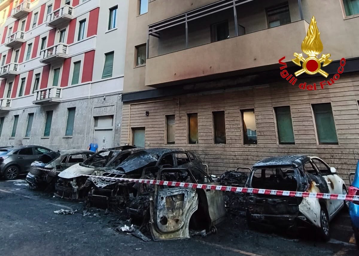 Paura all’alba a Milano: incendio divora cinque auto, evacuato per precauzione un albergo