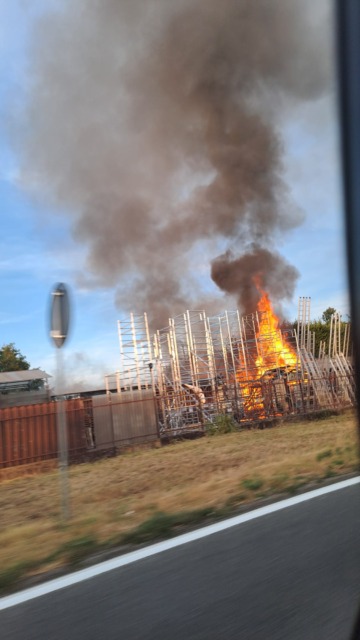 Azienda avvolta dalle fiamme sulla statale 33 del Sempione