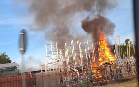 Azienda avvolta dalle fiamme sulla statale 33 del Sempione