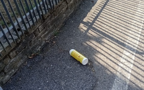 Sostanza insetticida abbandonata in strada, la segnalazione dei residenti