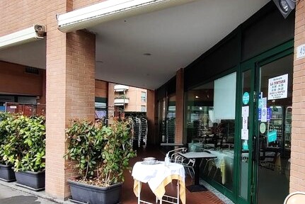 Paura in pizzeria: «Un uomo ha minacciato mio figlio di 10 anni con un coltello»