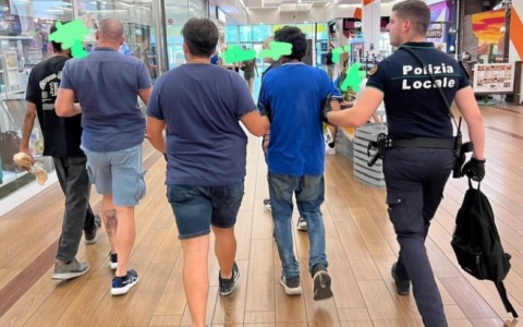 Ladri di alcolici al centro commerciale