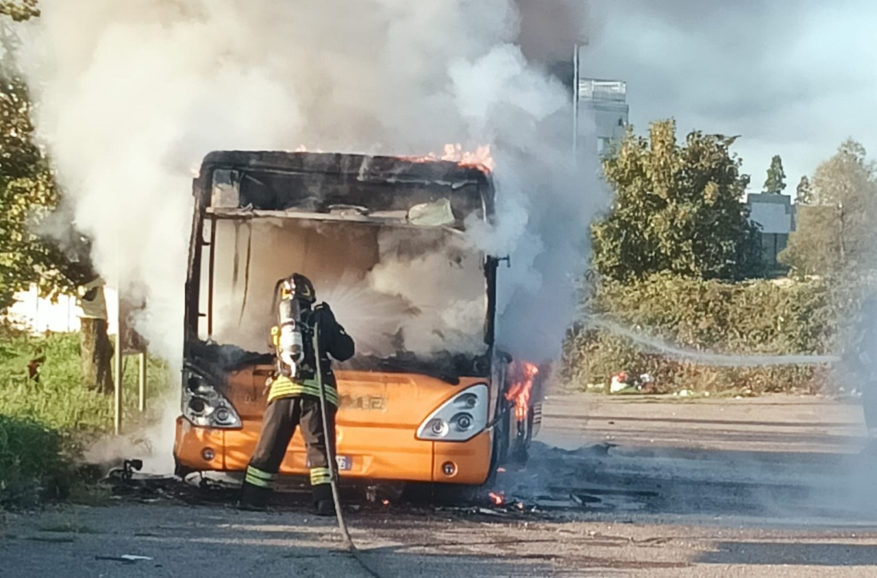 Pullman distrutto dalle fiamme sulla Sp12