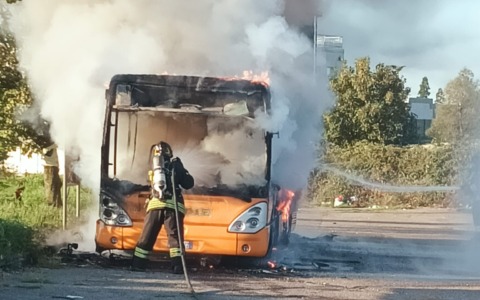 Pullman distrutto dalle fiamme sulla Sp12