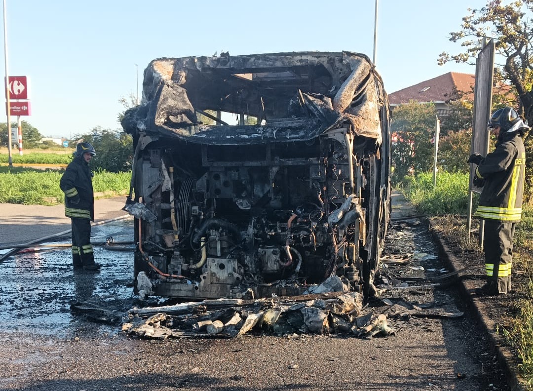 legnano-pullman in fiamme