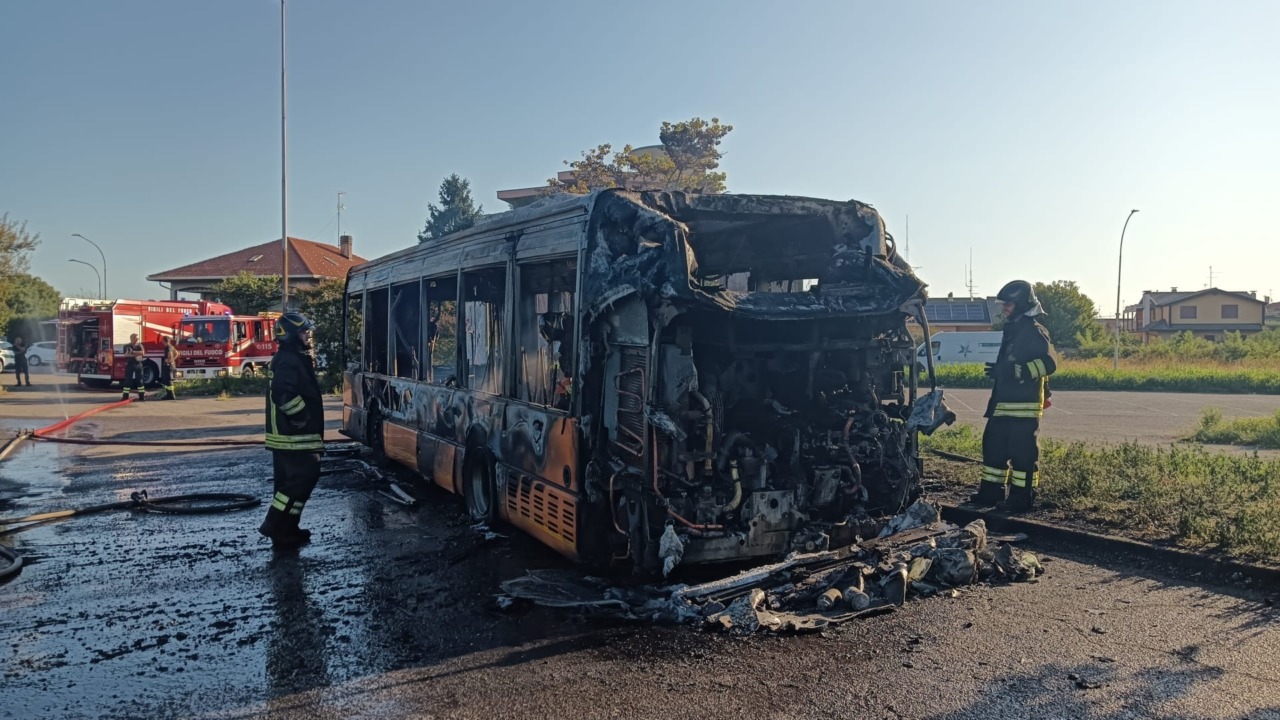 legnano-pullman in fiamme