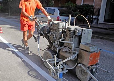 Segnaletica orizzontale, venerdì si tracciano i nuovi stalli di sosta in centro