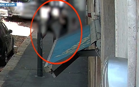 Scaraventa a terra un anziano e gli strappa la catenina: arrestato