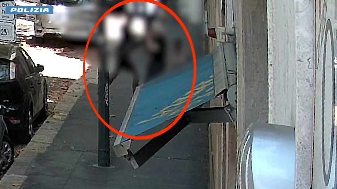 Scaraventa a terra un anziano e gli strappa la catenina: arrestato