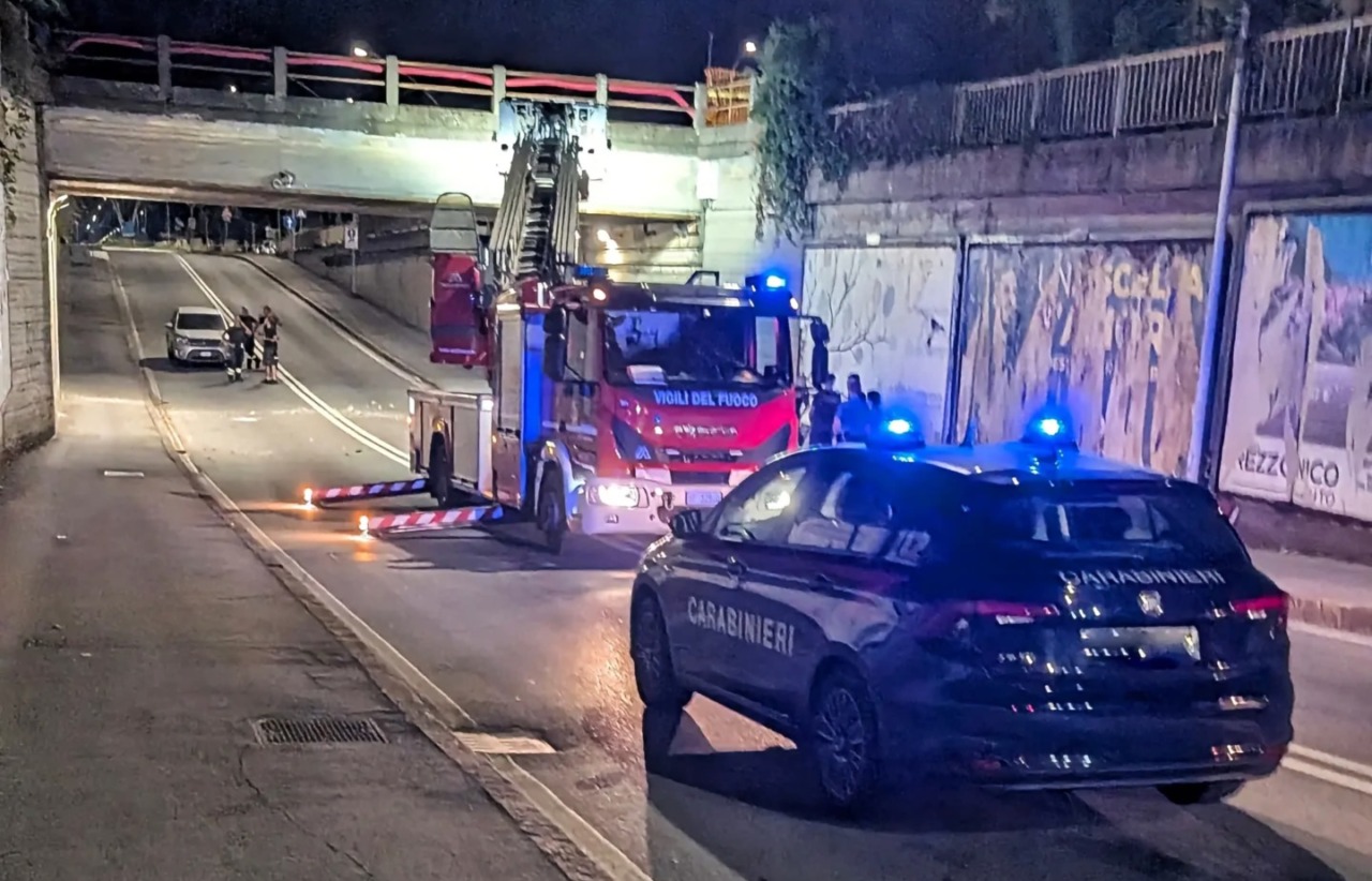 Cadono calcinacci dal ponte: chiuso e poi riaperto il sottopasso