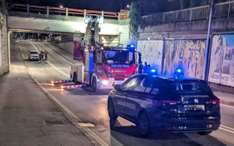 Cadono calcinacci dal ponte: chiuso e poi riaperto il sottopasso