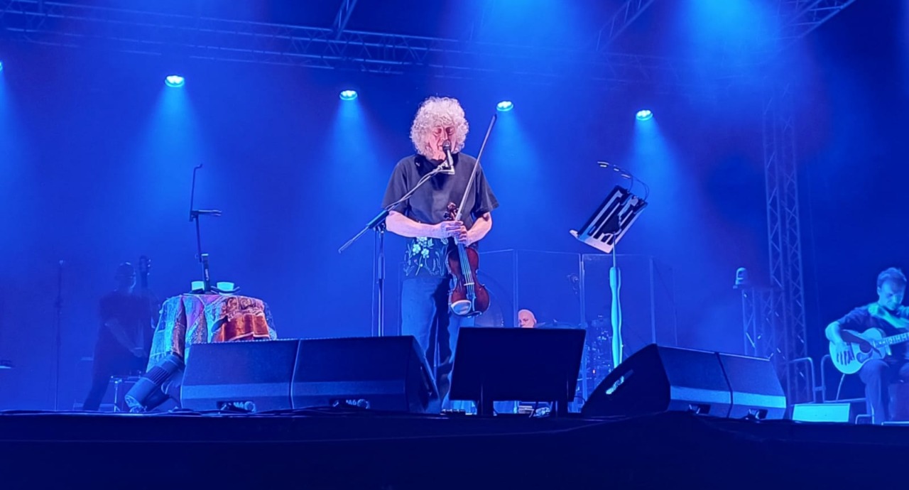 Oltre 1600 spettatori al concerto del Cantico di Angelo Branduardi: “San Francesco? Un rivoluzionario, forse un po’ eretico”