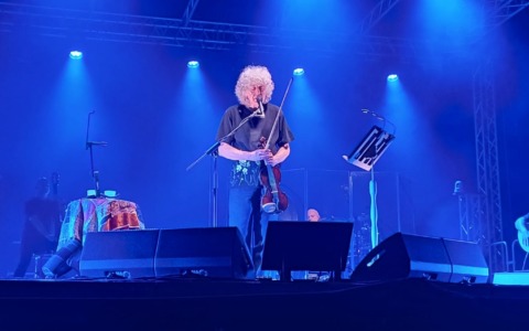 Oltre 1600 spettatori al concerto del Cantico di Angelo Branduardi: “San Francesco? Un rivoluzionario, forse un po’ eretico”