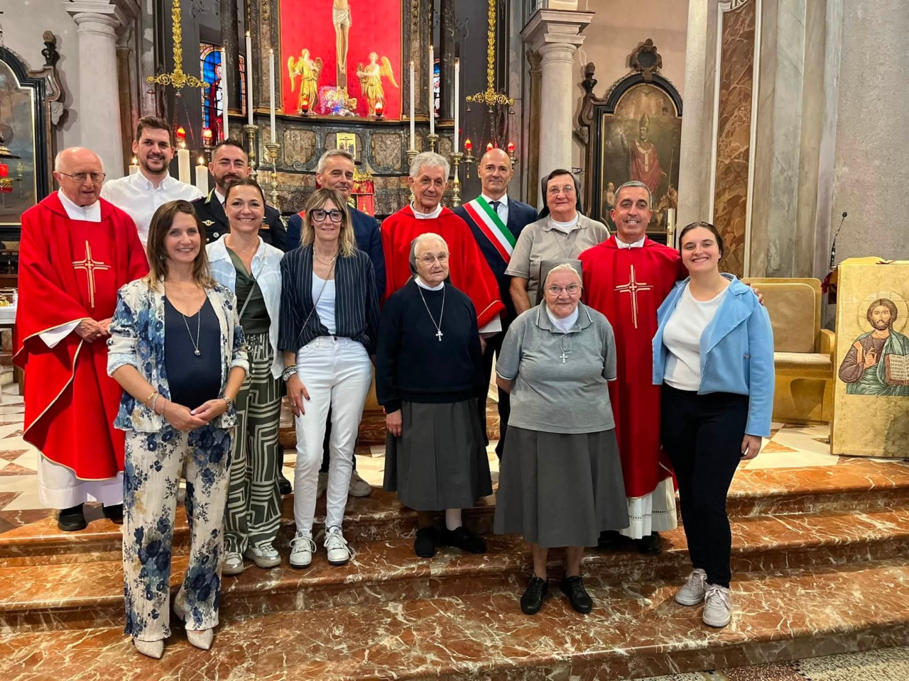 Una festa di ringraziamento per il parroco e le suore che salutano la comunità