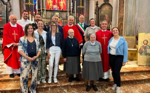Una festa di ringraziamento per il parroco e le suore che salutano la comunità