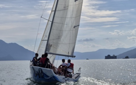 Gli studenti del Cavalleri a scuola di vela sul Lago Maggiore