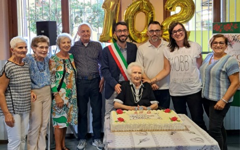 Nonna Carla ha compiuto 102 anni e fatto festa