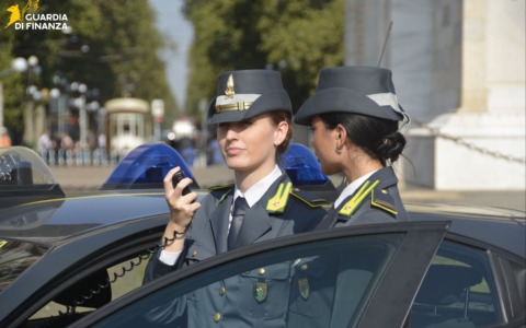 Fondi pubblici per scuole e istituti di formazioni dirottati a società familiari: due arresti e un’interdizione