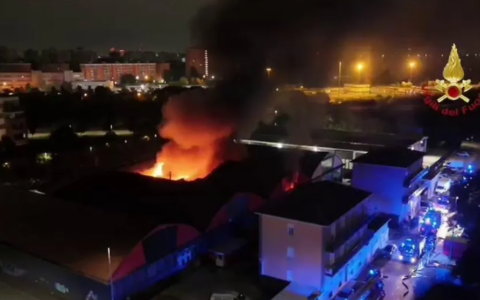 Incendio in via Keplero, la Polizia è a caccia a di tre persone