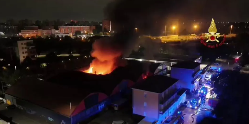 Incendio in via Keplero, la Polizia è a caccia a di tre persone