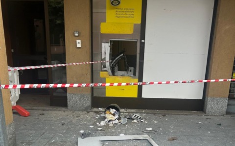 Doppio colpo nella notte: assaltati due bancomat