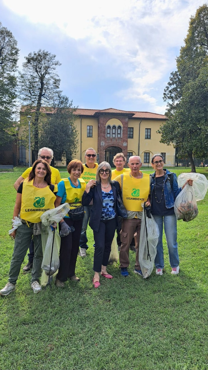 Plastica, carta e mozziconi: i bambini hanno ripulito la città
